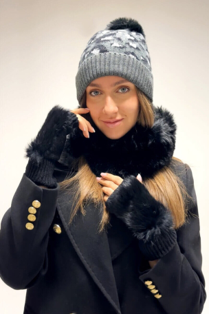 Дамска шапка с помпон 14454-13 INDIGO