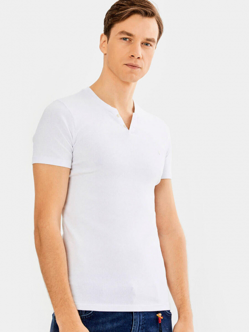 Бяла вталена мъжка тениска | INDIGO Fashion - 