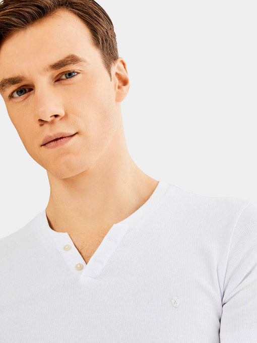 Бяла вталена мъжка тениска | INDIGO Fashion - 3