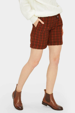 Карирани дамски бермуди - кафяви