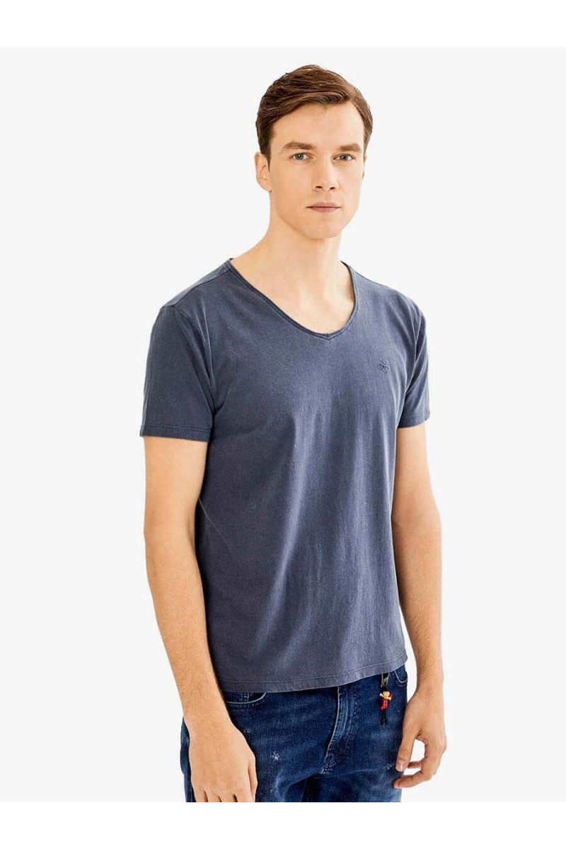 Tъмносиня тениска с V-образно деколте 501527 INDIGO Fashion