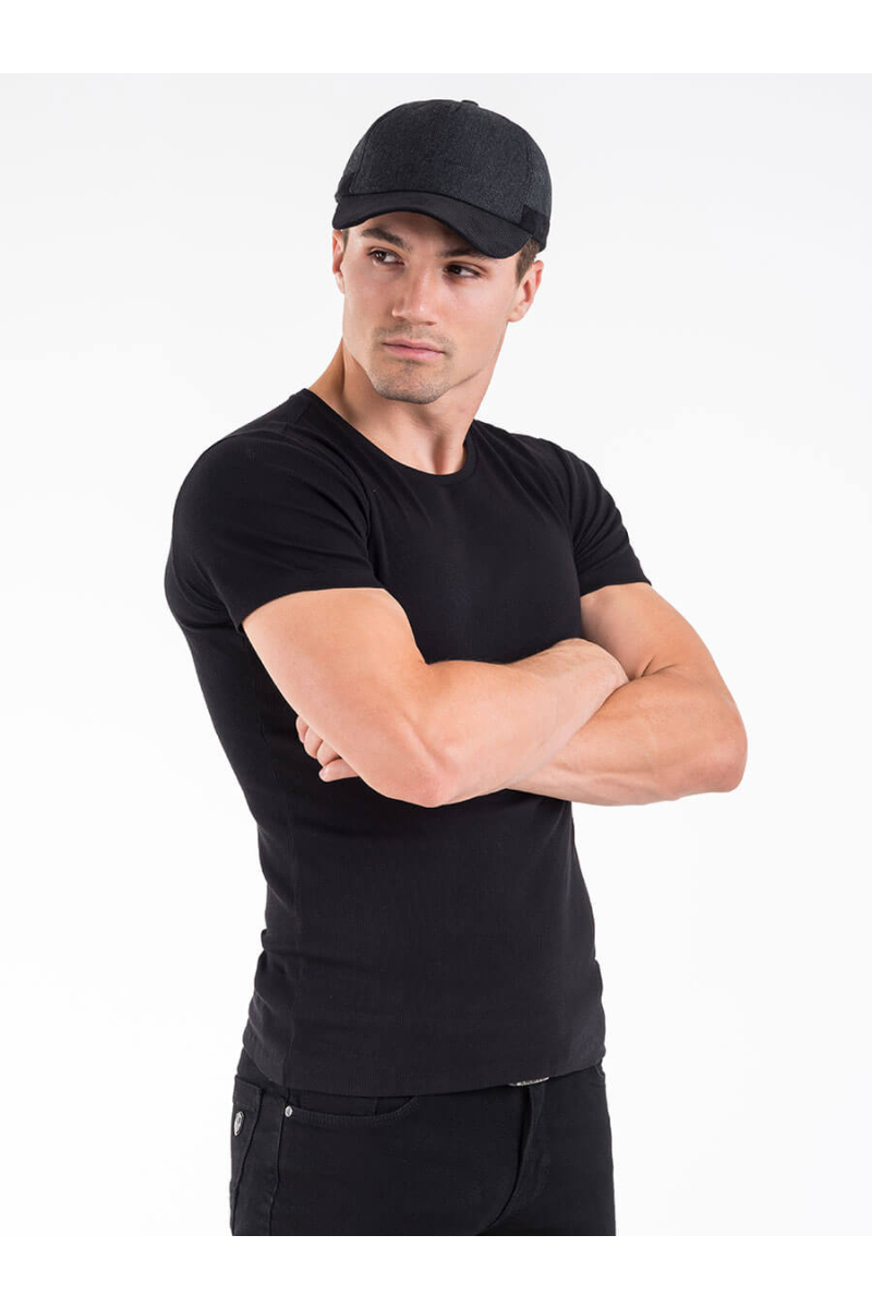 Черна шапка с козирка и ушанки 11327 INDIGO Fashion