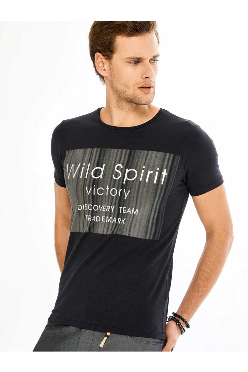 Мъжка черна тениска с текстова щампа 501441 INDIGO Fashion