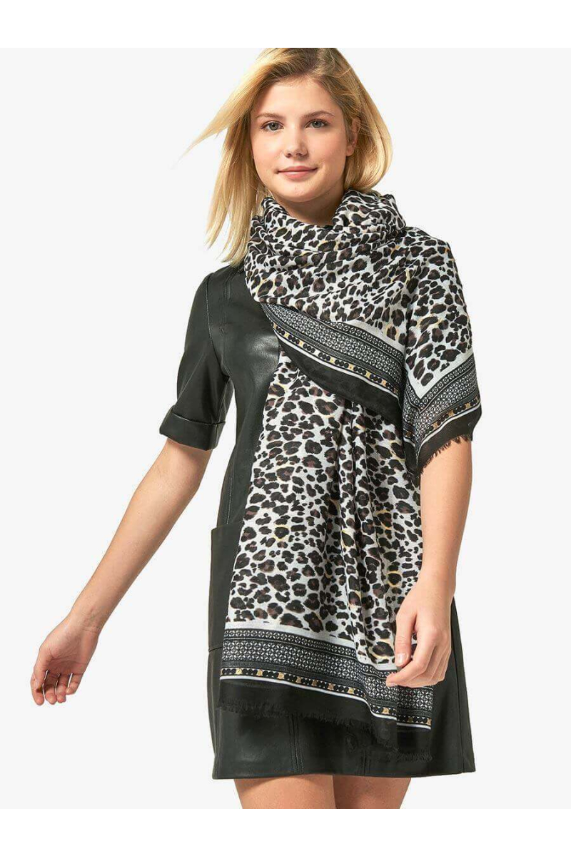 Дамски черен шал 12204 INDIGO Fashion