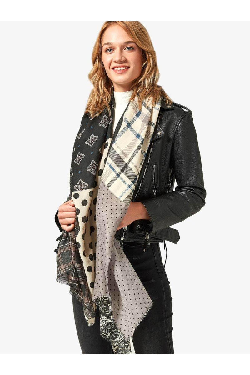 Дамски шал с ефектни квадрати - черен 12070 INDIGO Fashion